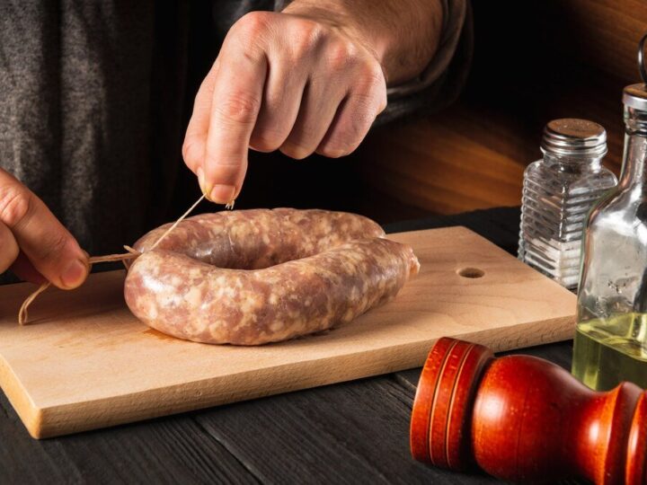 Przepis na domową kiełbasę swojską: ile soli, pieprzu i jelit na kilogram mięsa?