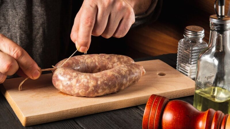 Przepis na domową kiełbasę swojską: ile soli, pieprzu i jelit na kilogram mięsa?