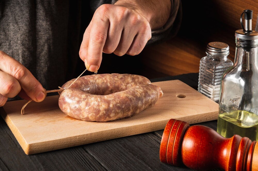 Przepis na domową kiełbasę swojską: ile soli, pieprzu i jelit na kilogram mięsa?