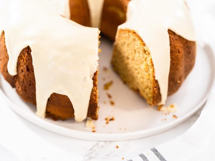 Ciasto na maślance z mrożonymi owocami