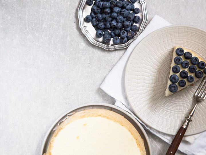 Sernik na ciasteczkach korzennych z kremem ciasteczkowym – przepis krok po kroku