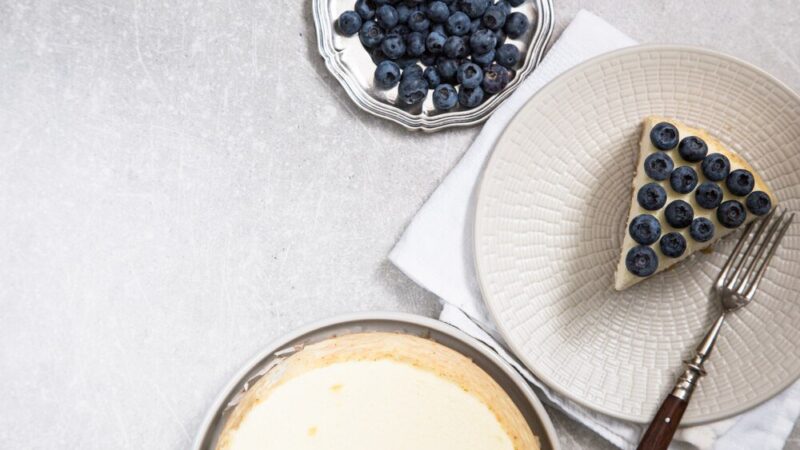 Sernik na ciasteczkach korzennych z kremem ciasteczkowym – przepis krok po kroku